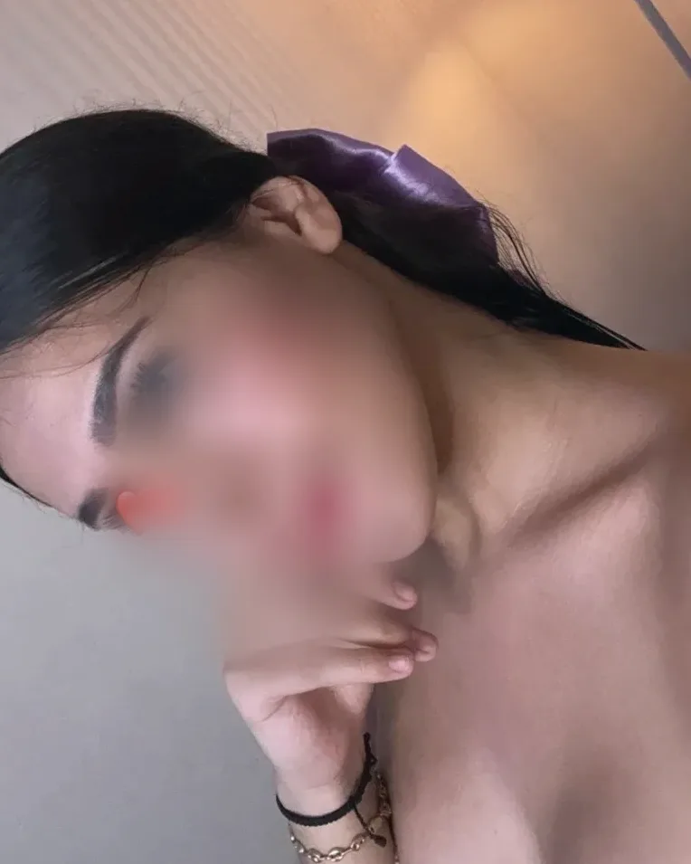 Alexandra, 22