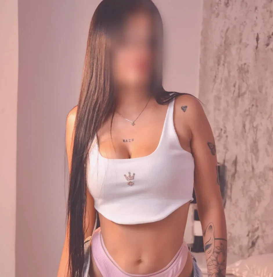 Julia, 23
